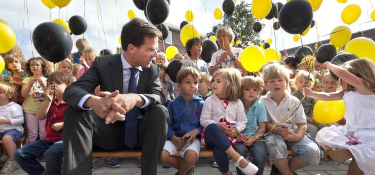 Minister-president Rutte opent de nieuwbouw van zijn oude basisschool Schoolvereniging Wolters.